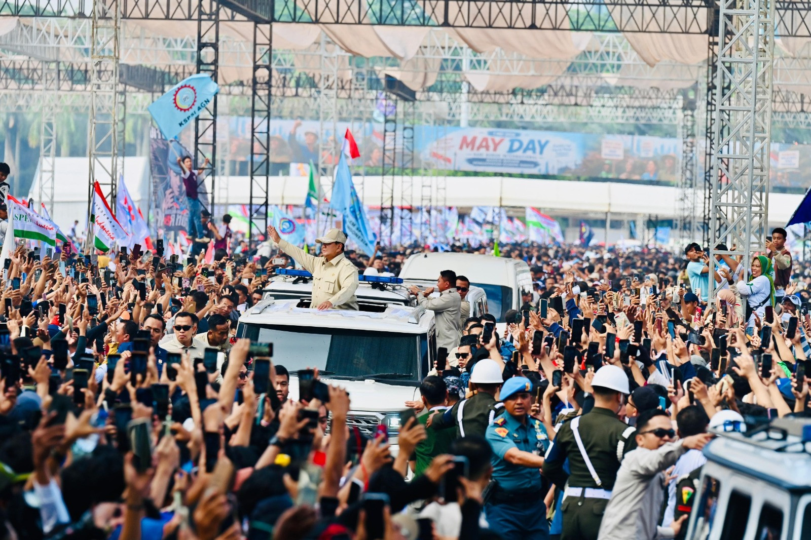 Panglima TNI Dampingi Presiden RI Hadiri  Hari Buruh Internasional