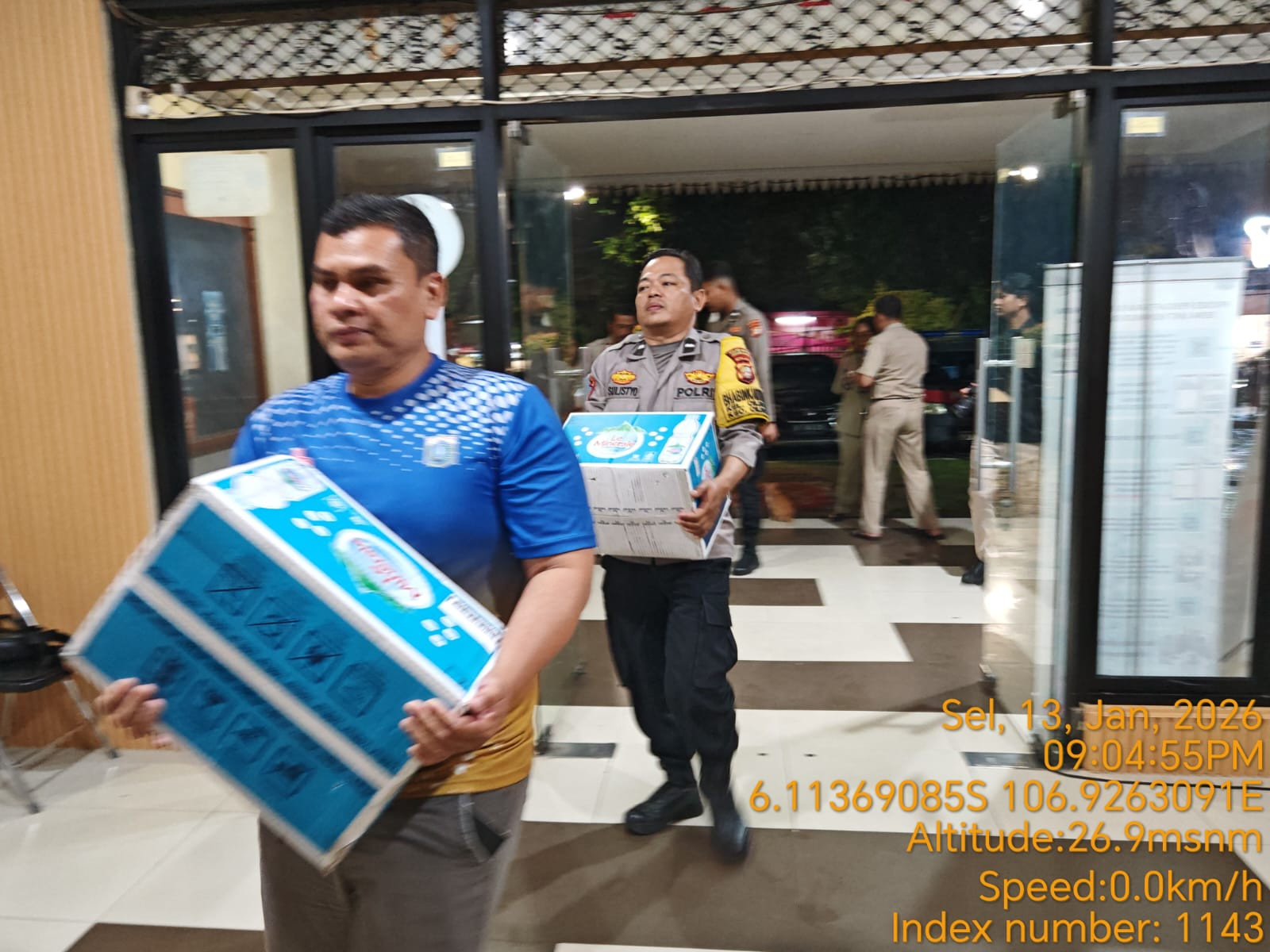 Polda Metro Jaya Salurkan Bantuan untuk Korban Banjir di Semper Timur, Jakarta Utara