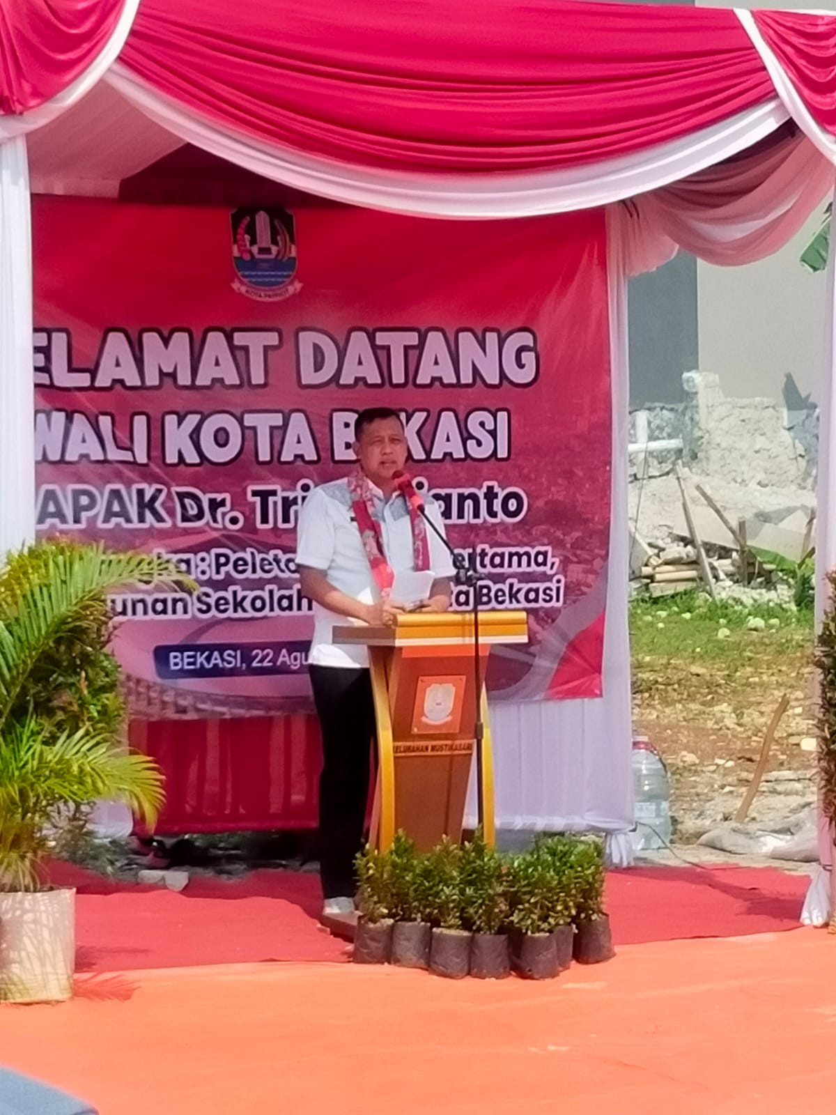 BHABINKAMTIBMAS KELURAHAN MUSTIKASARI HADIRI PELETAKAN BATU PERTAMA PEMBANGUNAN SMPN 61 KOTA BEKASI