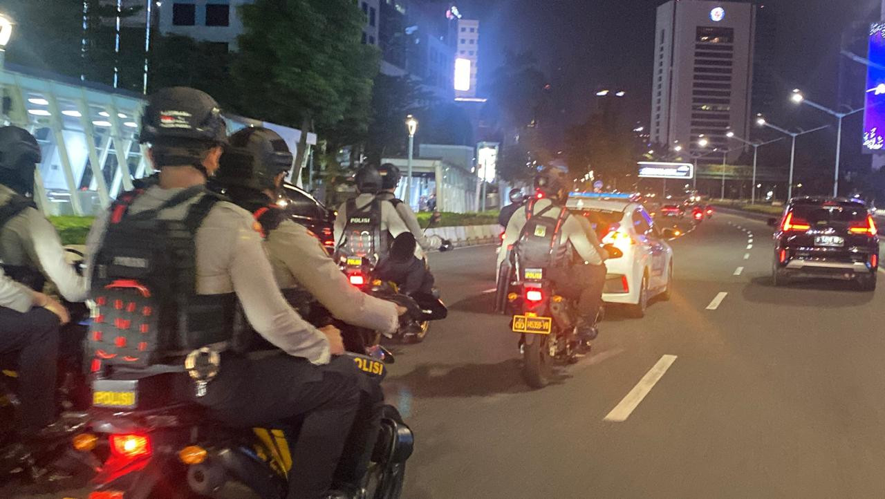 Polda Metro Jaya Gelar Patroli malam gabungan, Polisi Sapa Warga di Bundaran HI