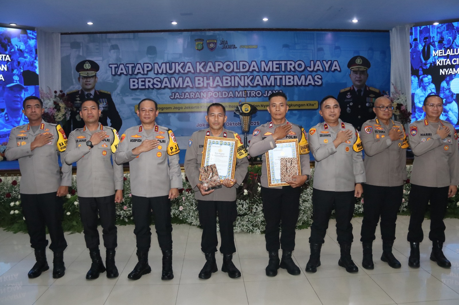 Kapolda Metro Jaya Apresiasi Dua Bhabinkamtibmas Bantu Pendidikan Anak Yatim & Pemulung