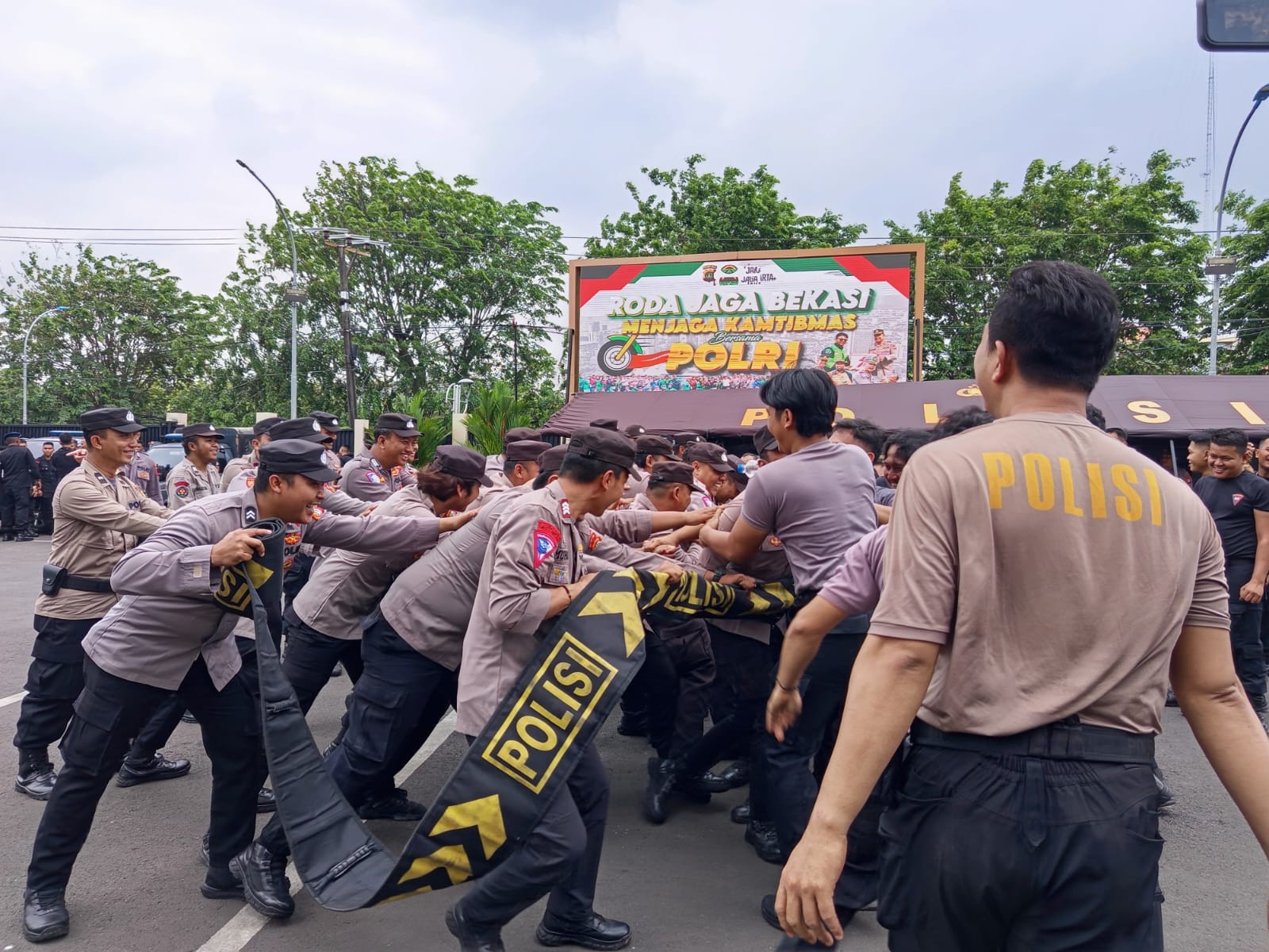 Simulasi Penanganan Aksi Unjuk Rasa oleh Personel Gabungan Polres Metro Bekasi Kota