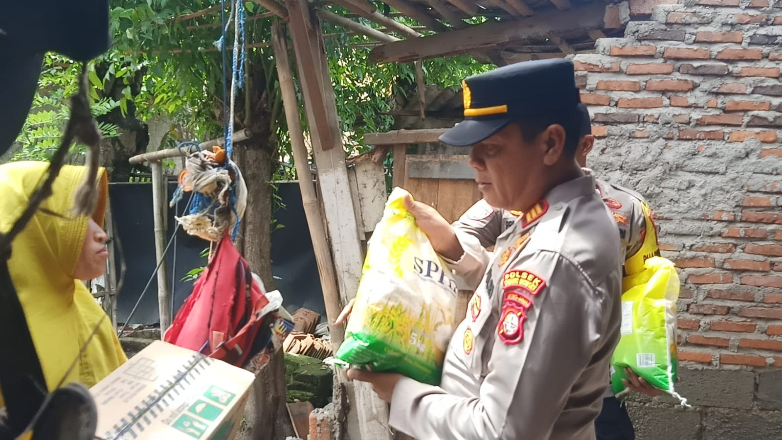 Kapolsek Cabangbungin Salurkan Bantuan Sembako untuk Warga Terdampak Hujan Deras di Desa Sindangjaya