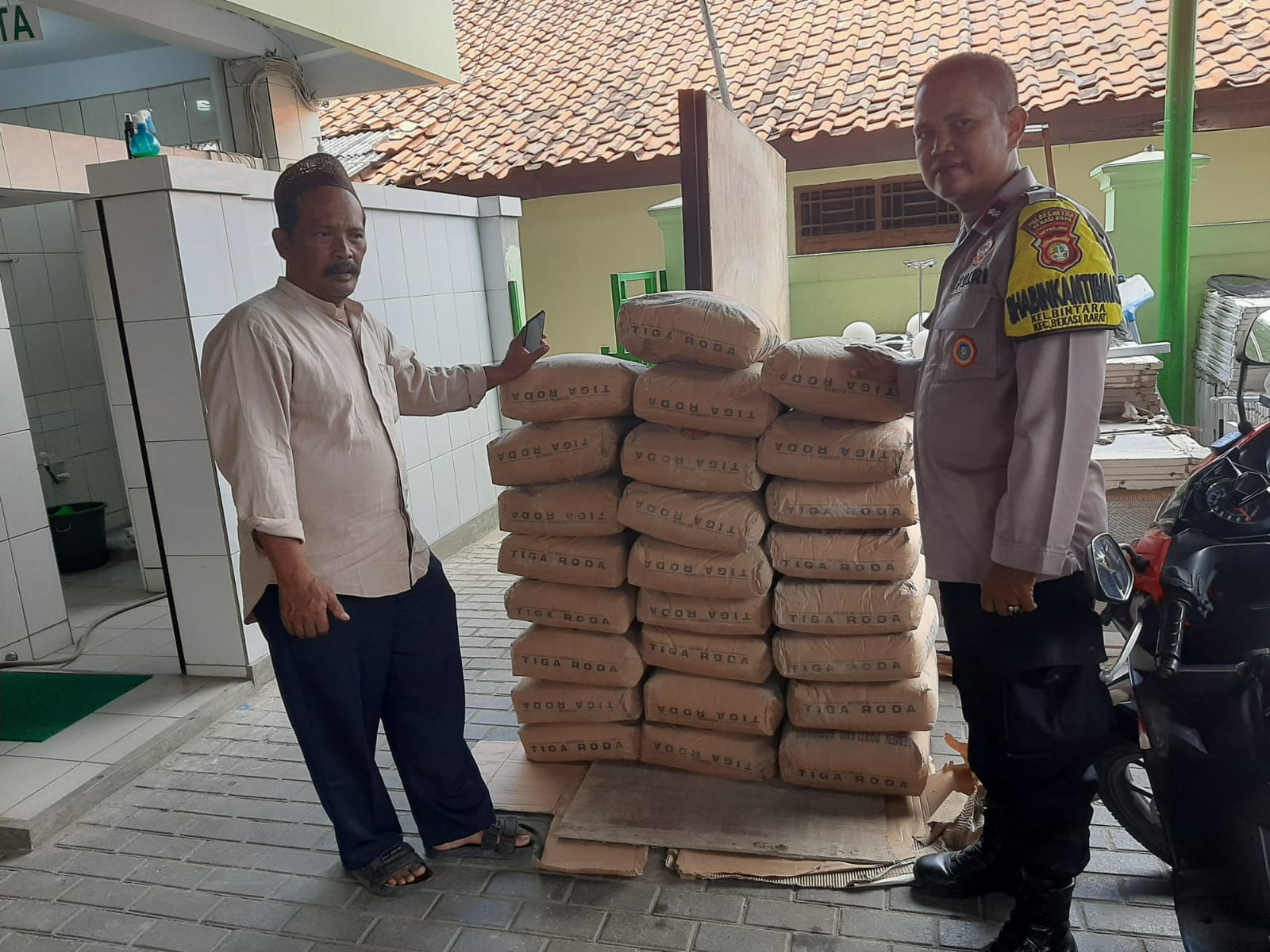 Kapolsek Bekasi Barat Bantu Renovasi Masjid Al Ikhlas, Perkuat Sinergi dengan Warga
