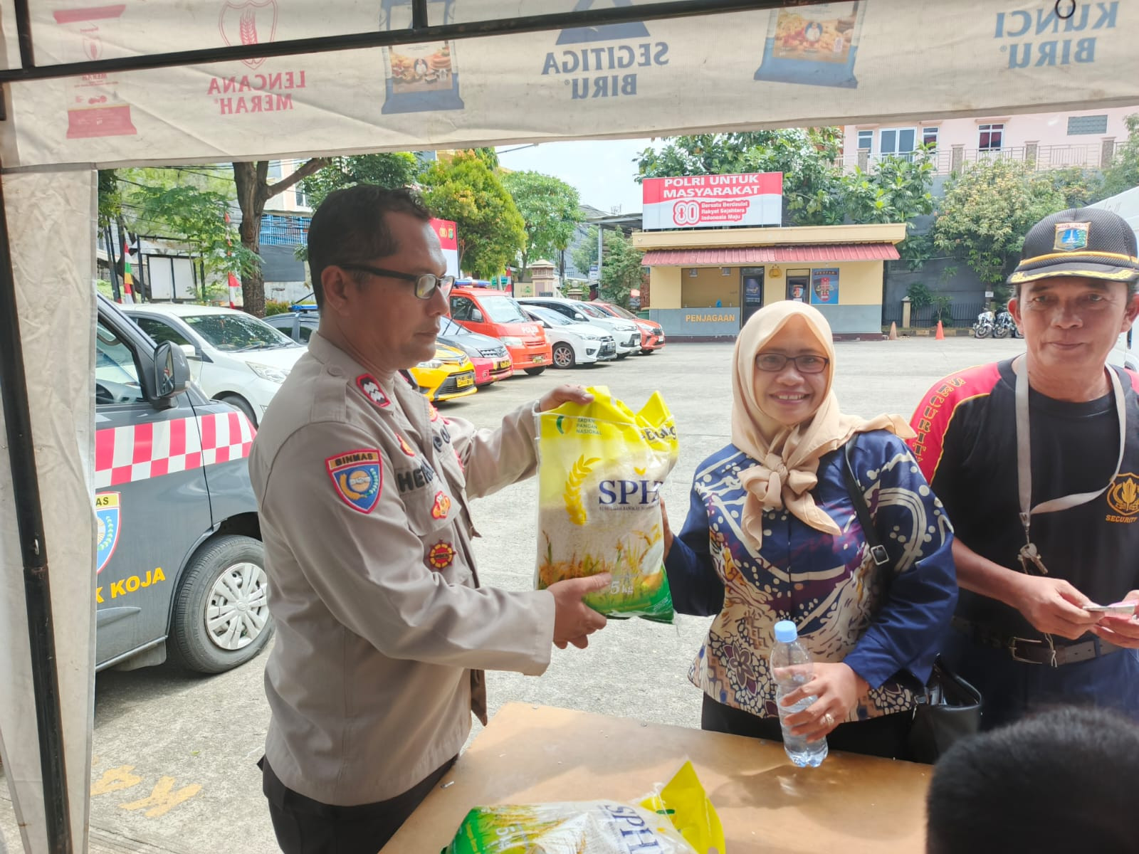 Polsek Koja dan Bulog Gelar Gerakan Pangan Murah, Ratusan Warga Antusias Beli Beras SPHP