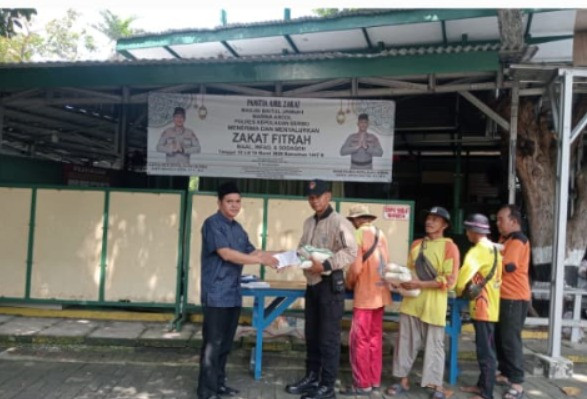 Polres Kepulauan Seribu Salurkan Zakat Fitrah kepada Warga yang Membutuhkan di Bulan Ramadhan