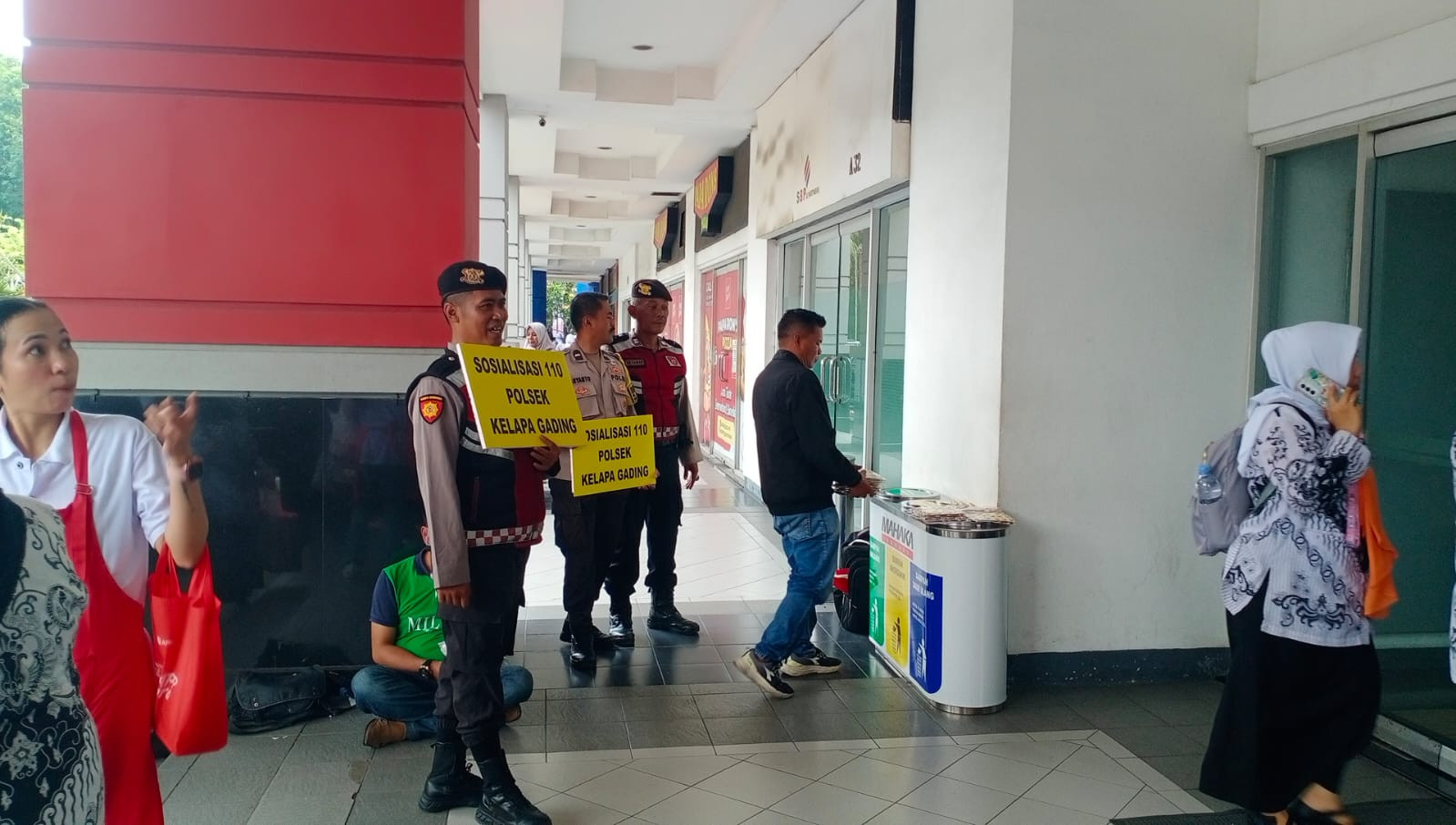 Polsek Kelapa Gading Gelar Patroli Jalan Kaki dan Sosialisasi Layanan Polisi 110 di Mahaka Square