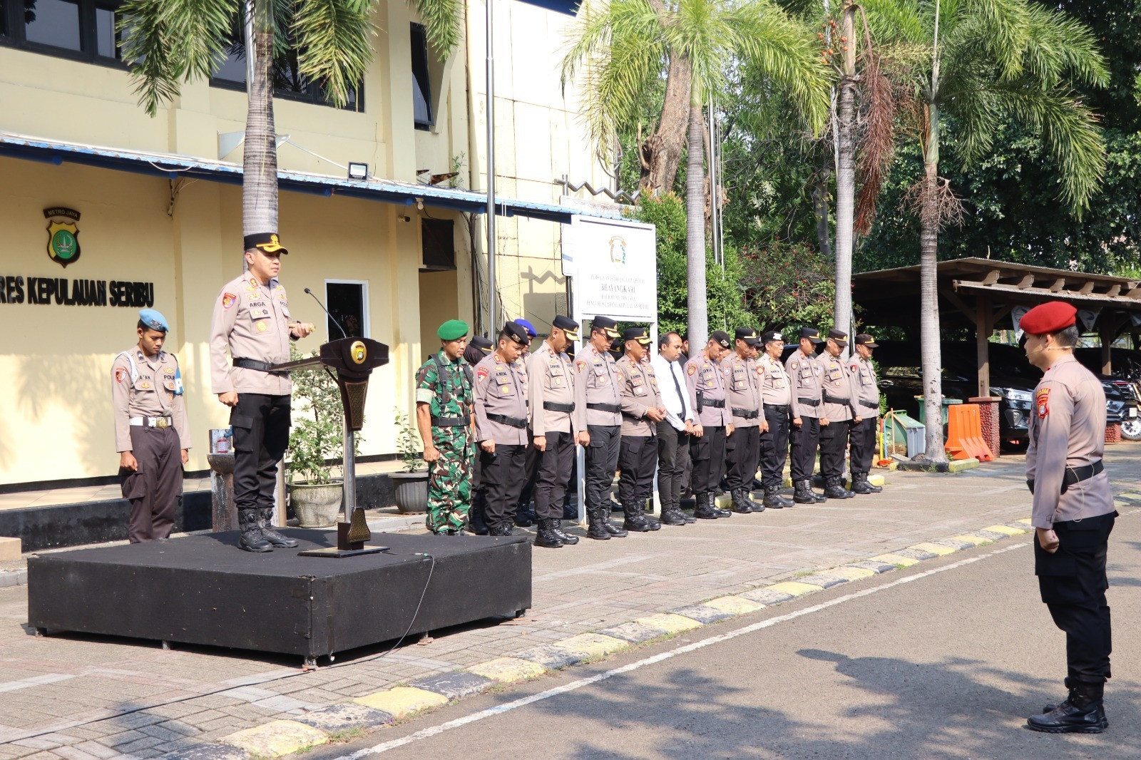 Polres Kepulauan Seribu Gelar Apel Siaga Pengamanan Laga Persija vs Persib di Marina Ancol