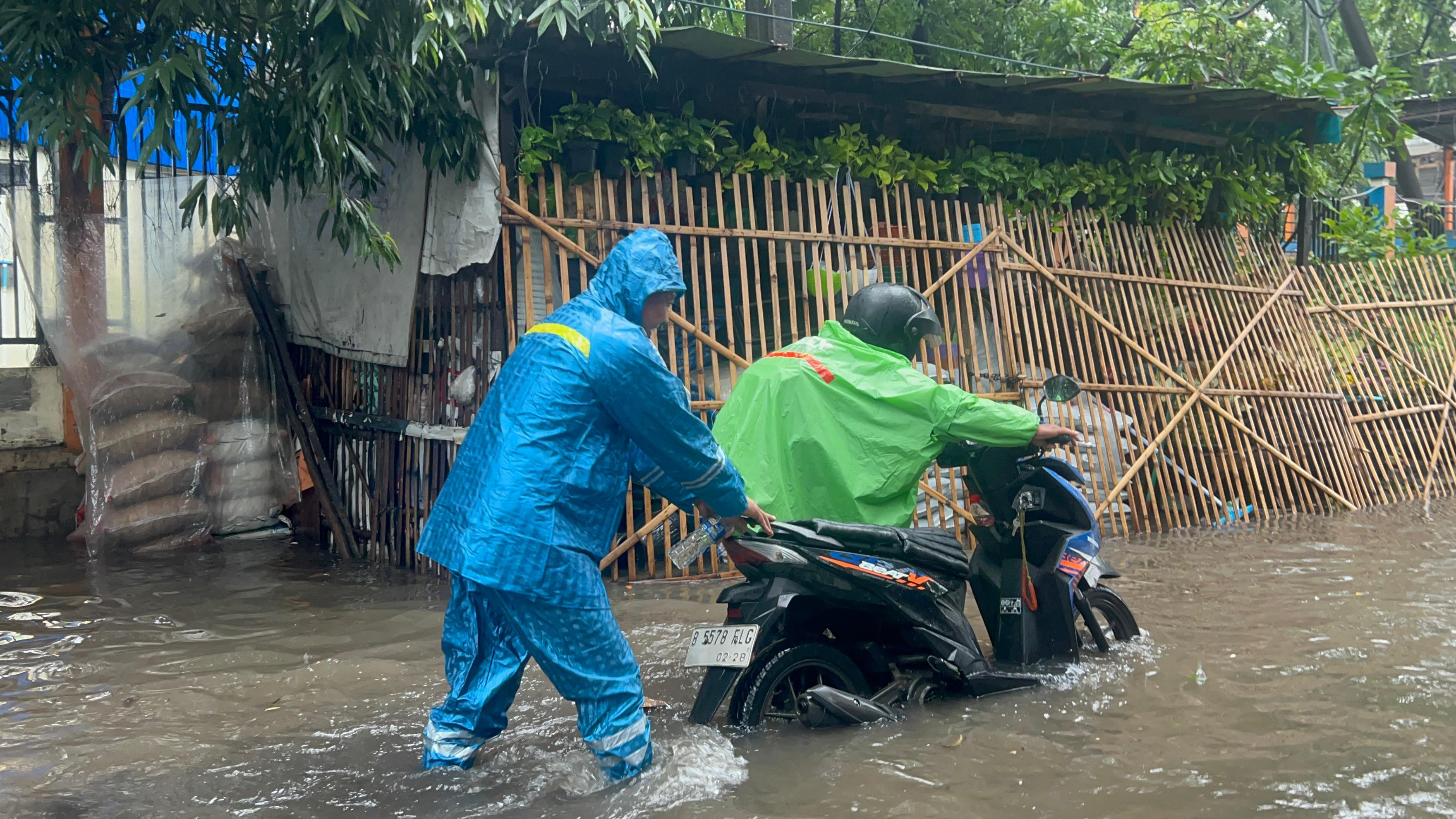 Kapolsek Koja Turun Langsung Pantau Banjir, Bantu Warga dan Cek Ketinggian Air