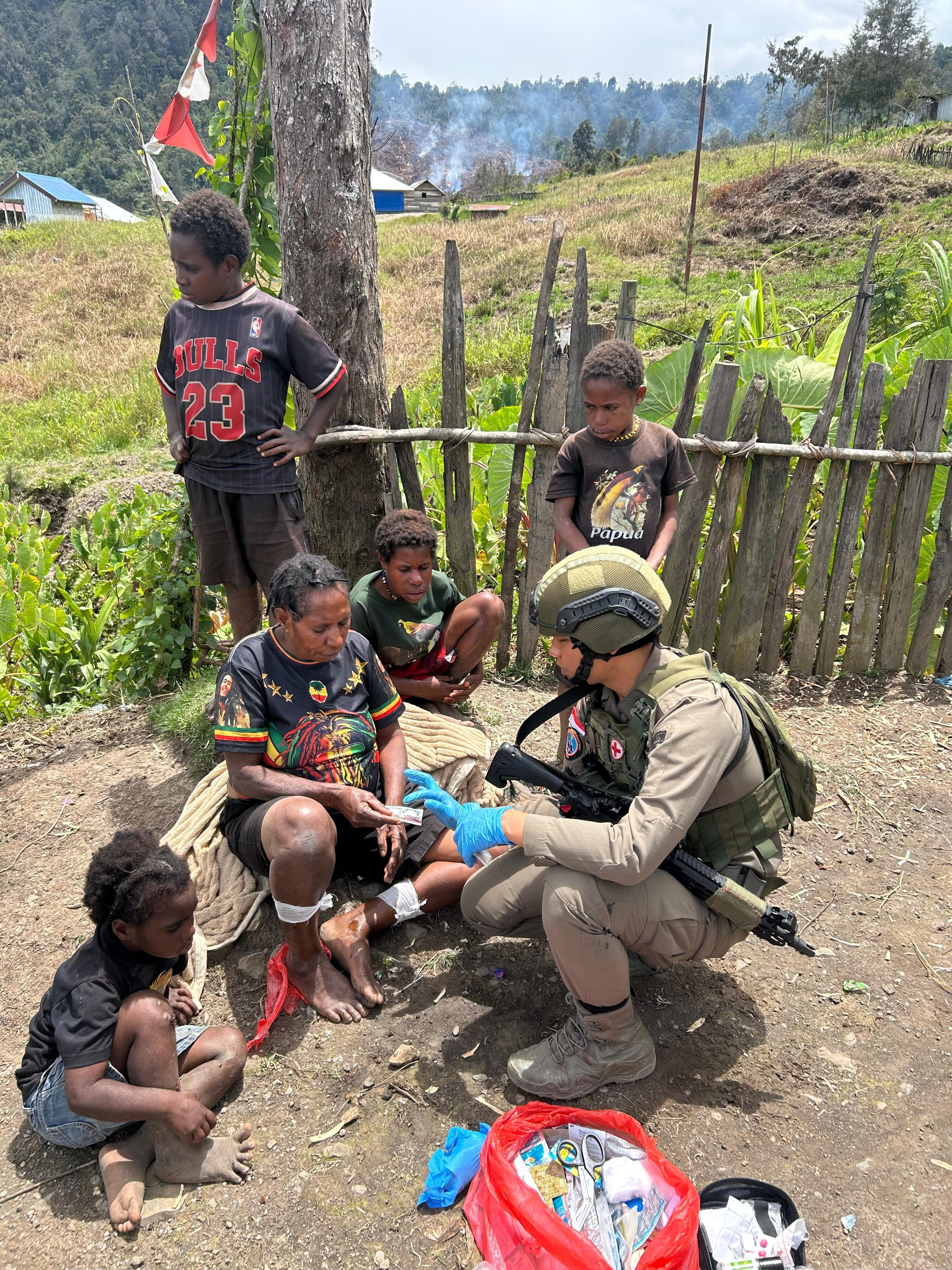 Sentuh Hati Warga, Satgas Damai Cartenz 2026 Gelar Patroli dan Pengobatan Keliling di Sinak