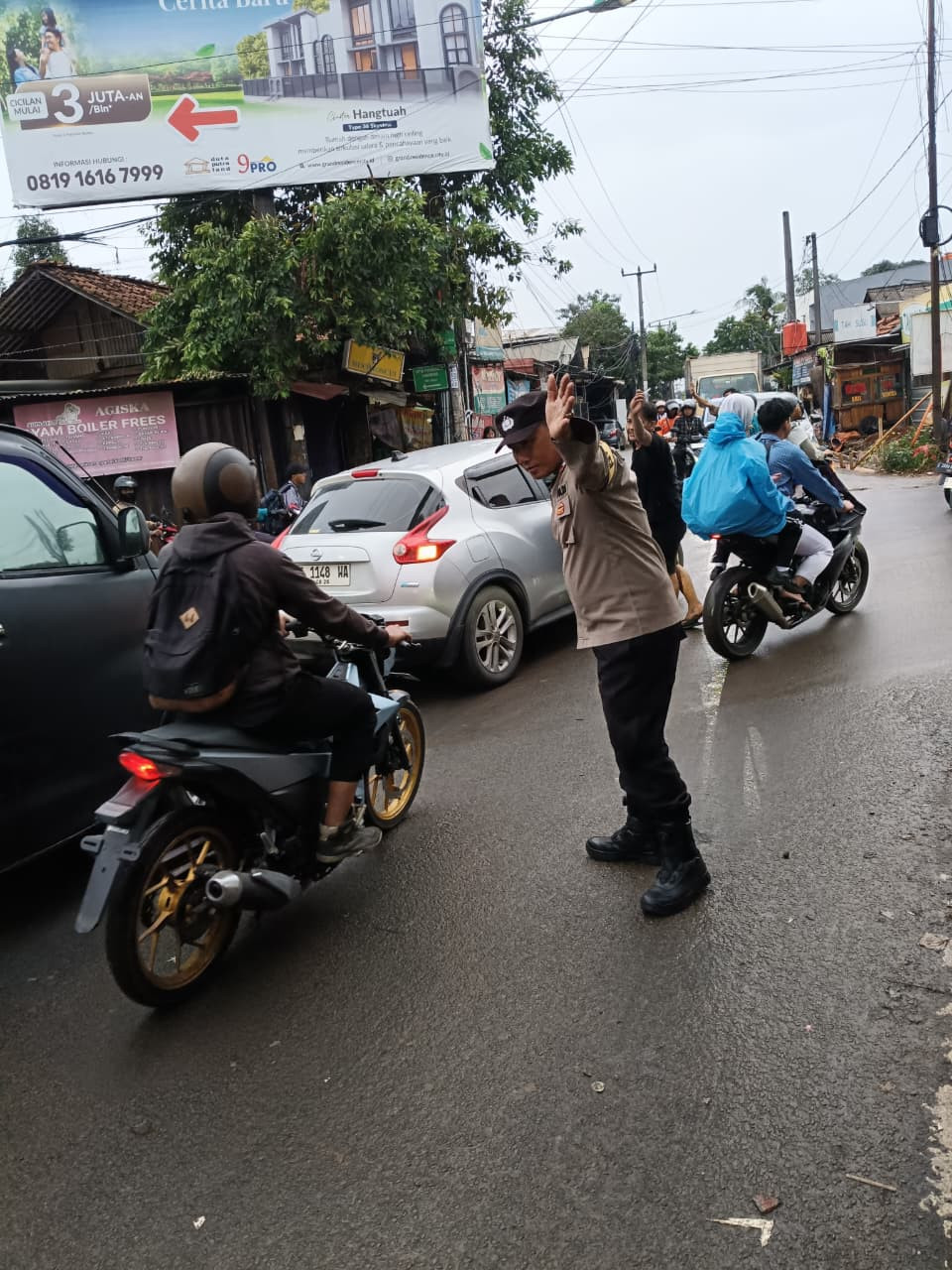 Pastikan Kelancaran Arus Lalin Sore Hari, Unit Binmas Polsek Bantargebang Siaga di Perempatan Cimuning