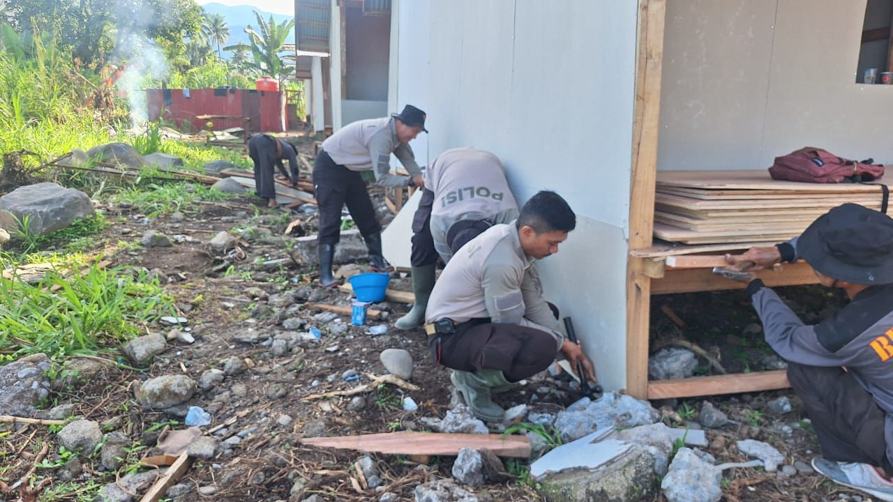 Pulihkan Sekolah Pascabanjir Bandang, Polres Bireuen Gotong Royong Bersihkan SD Negeri 11 Kutablang