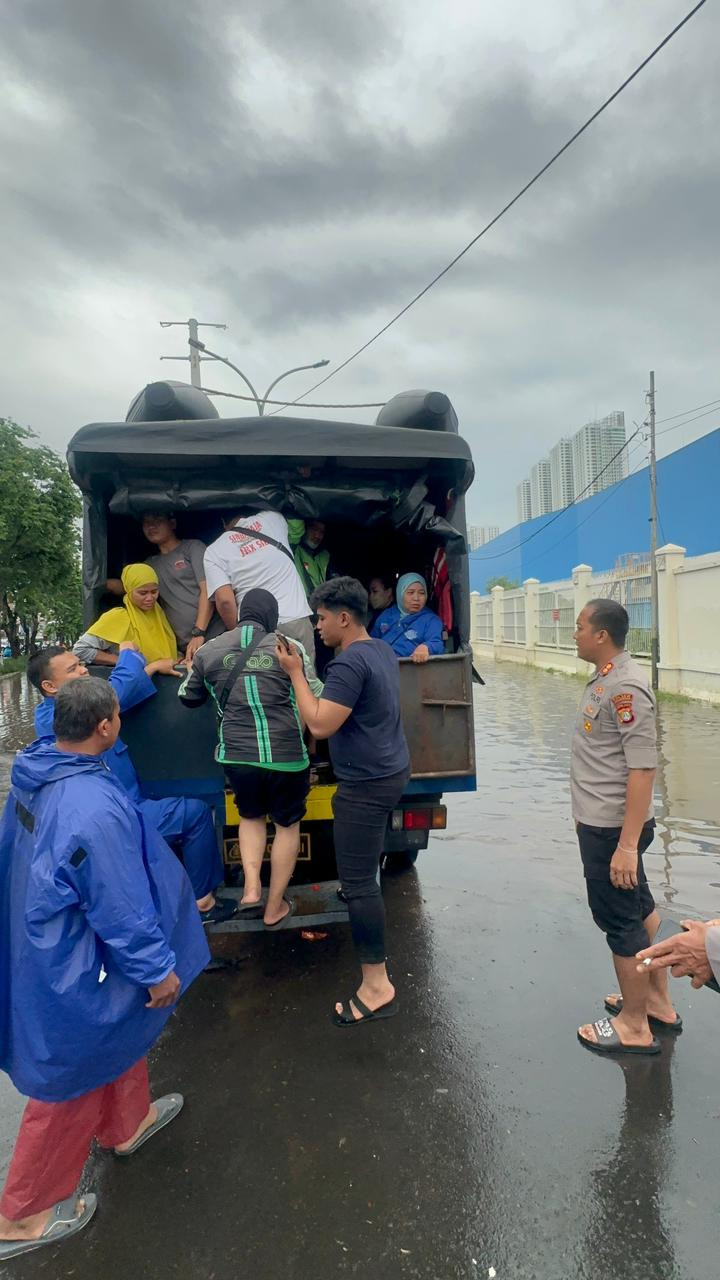 Sinergi Polri, PolAirud, dan Warga Bantu Evakuasi Korban Banjir di Penjaringan