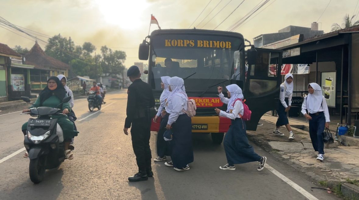 Brimob Hadirkan Bus Sekolah Gratis di Tasikmalaya