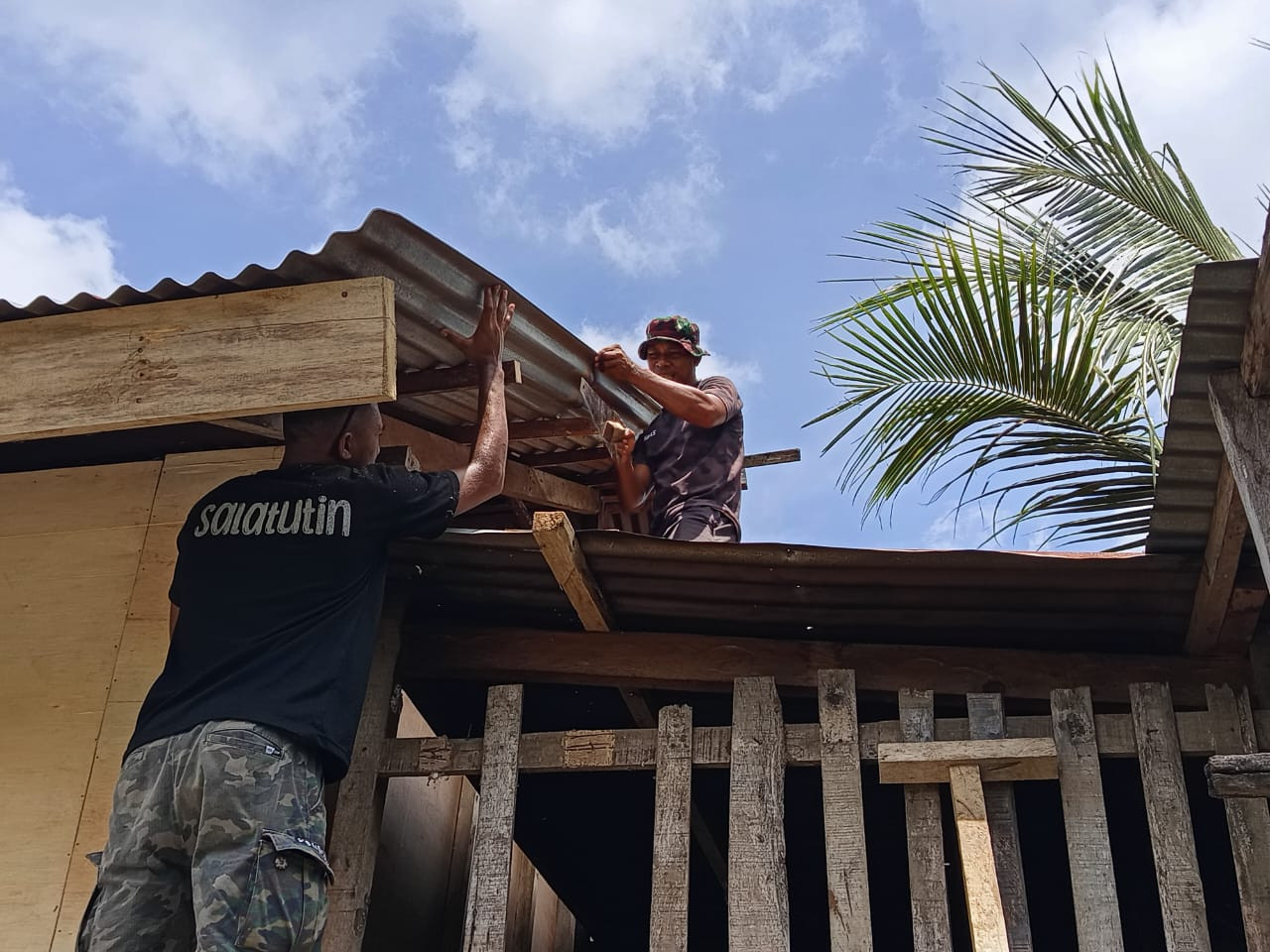 Personel TMMD Ke-127 Kodim 1514/Morotai Lanjutkan Pekerjaan Flur Lantai dan Pemasangan Lisplang RTLH