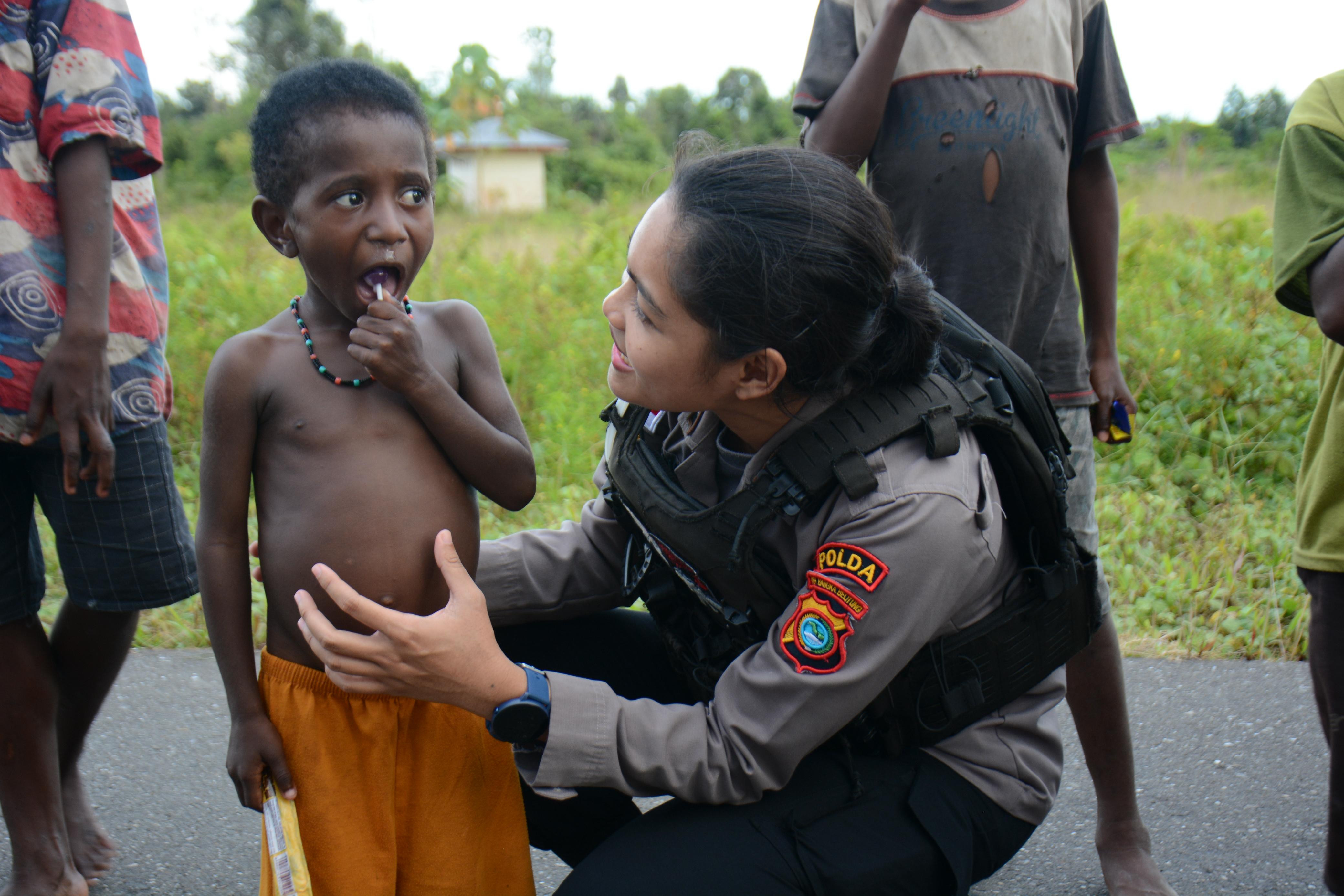 Polwan Satgas Ops Damai Cartenz Berikan Sentuhan Humanis Bersama Anak-Anak Nduga