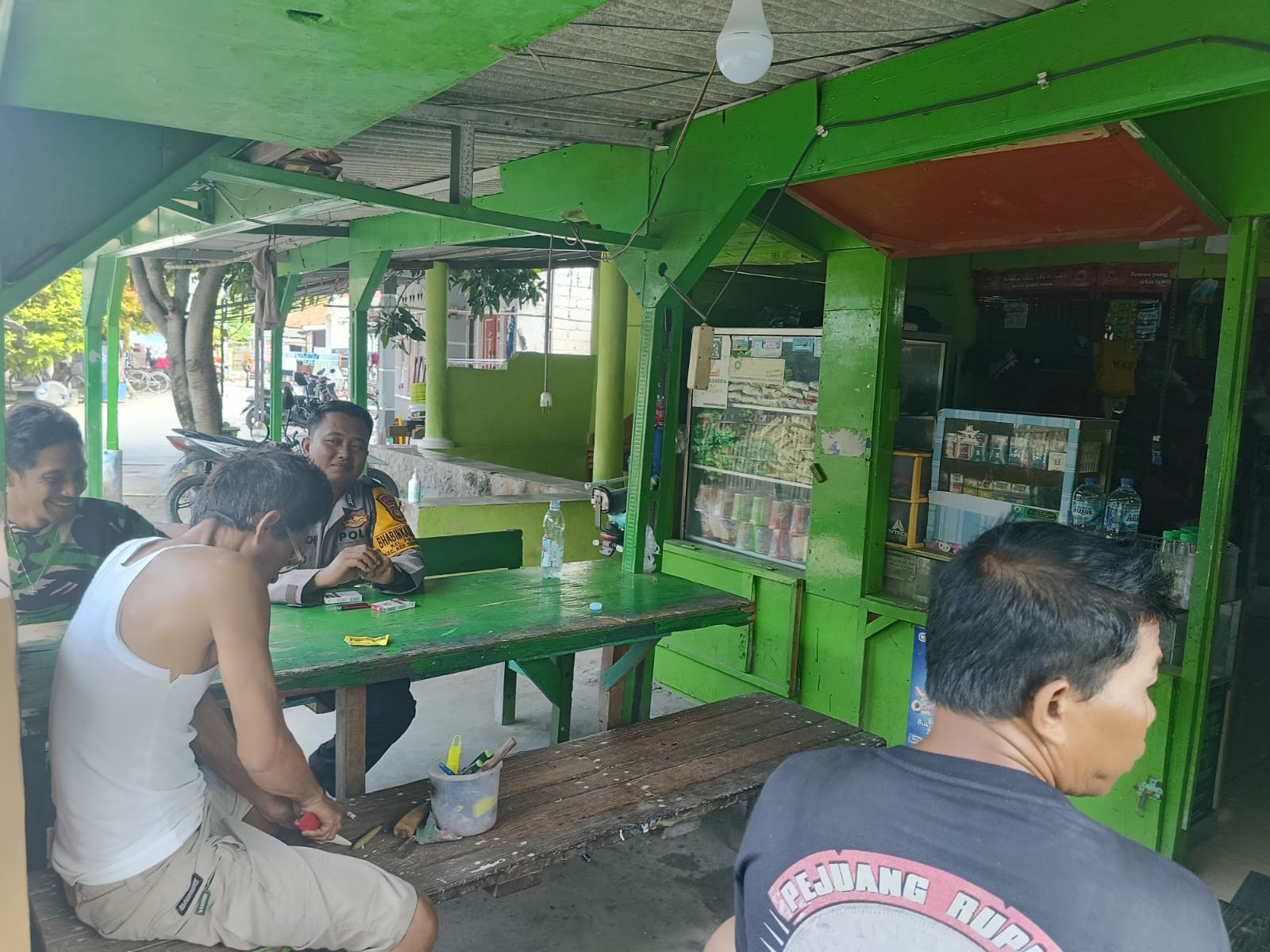 Bhabinkamtibmas Pulau Pari Ajak Warga Jaga Kamtibmas Demi Lingkungan Wisata Aman dan Nyaman