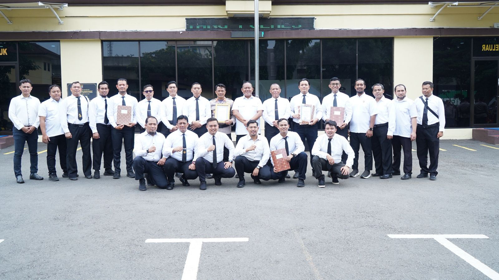 Personel Sat Intelkam Terima Penghargaan Kapolres Metro Jakarta Utara atas Pengungkapan Curanmor