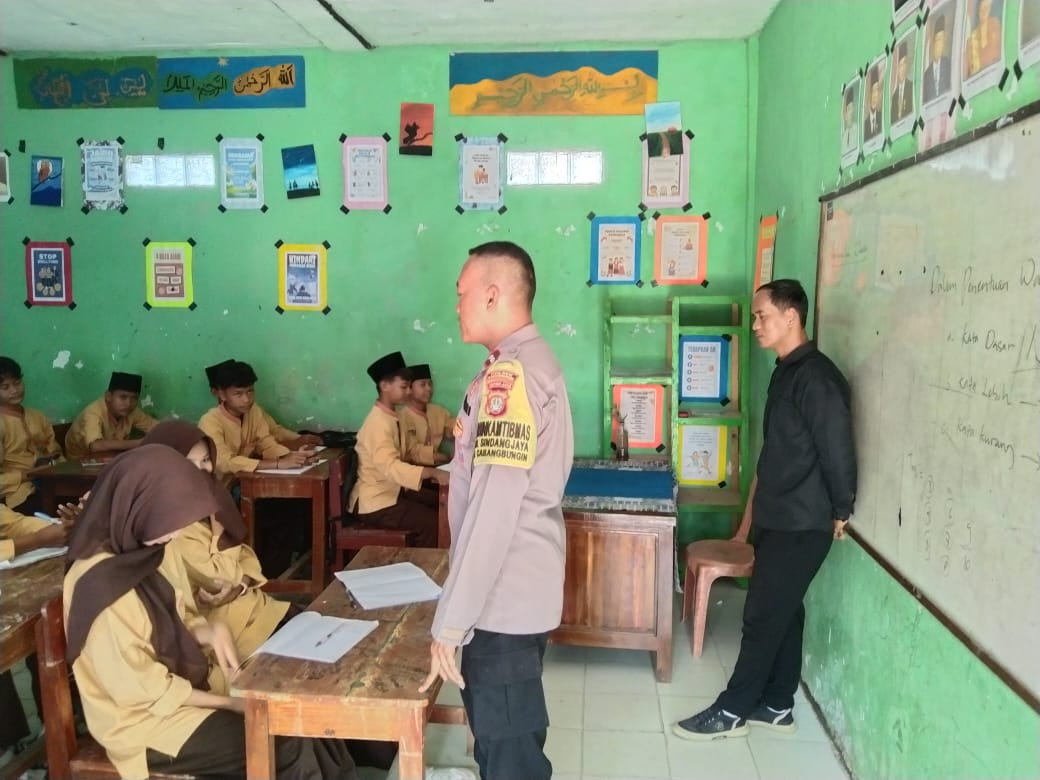 Kapolsek Didampingi Bhabinkamtibmas Polsek Cabangbungin Ajak Pelajar MTs Fatahillah Perangi Narkoba Lewat Program “Police Goes To School”