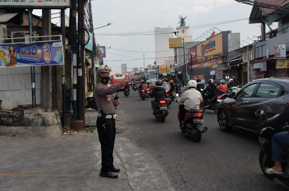 Personil Polsek Pondok Gede Lakukan Pengaturan Lalu Lintas, Dukung Kelancaran Aktivitas Pagi Masyarakat