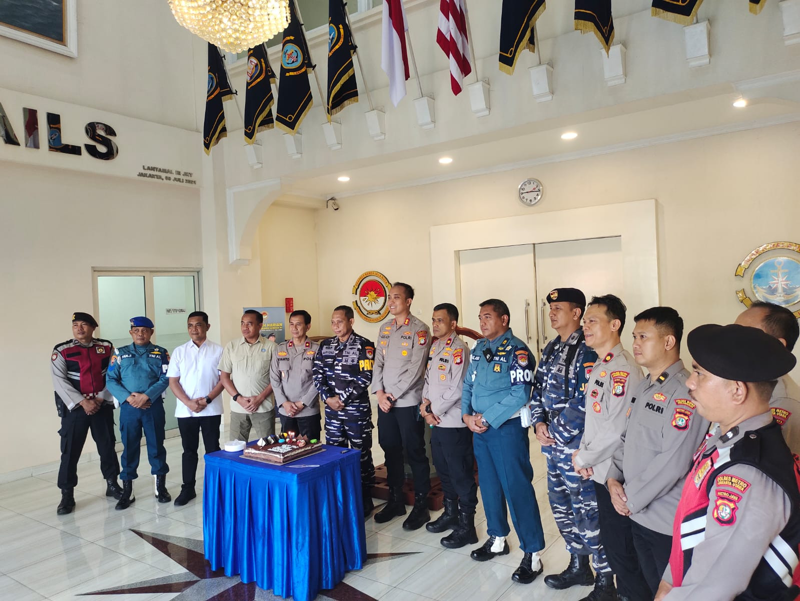 Sinergitas TNI-Polri Terjalin Hangat di Surprise Party HUT TNI ke-80 di Kodaeral III Ancol