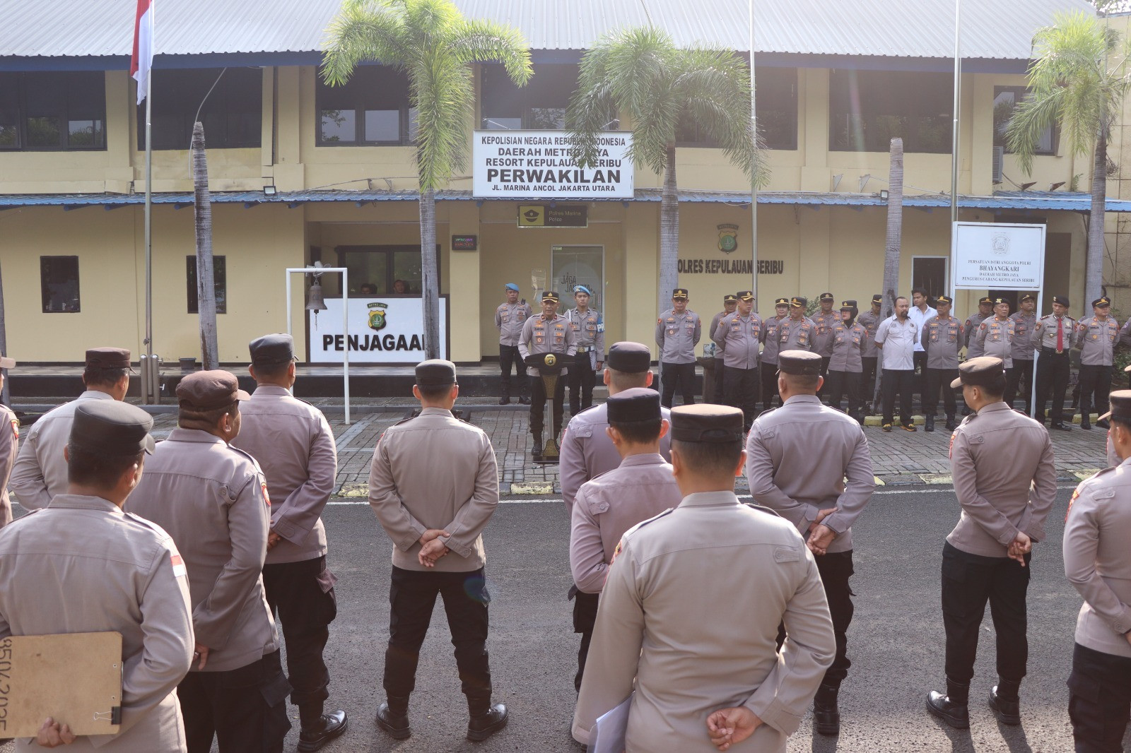 Wakapolres Kepulauan Seribu Pimpin Apel Pagi di Marina Ancol, Tekankan Disiplin dan Kesiapsiagaan Personel
