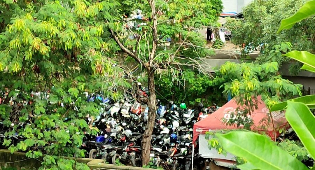 Ruas Jalan Inspeksi Kali Sunter di Kelapa Gading Disulap Jadi Parkir Liar, Diduga Raup Ratusan Juta per Bulan