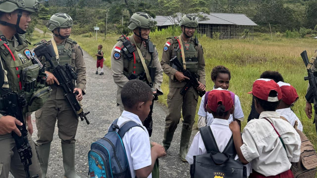 Patroli Humanis Satgas Ops Damai Cartenz di Kampung Kabiding, Kehangatan Warga dan Tawa Anak-Anak Warnai Pagi di Oksibil