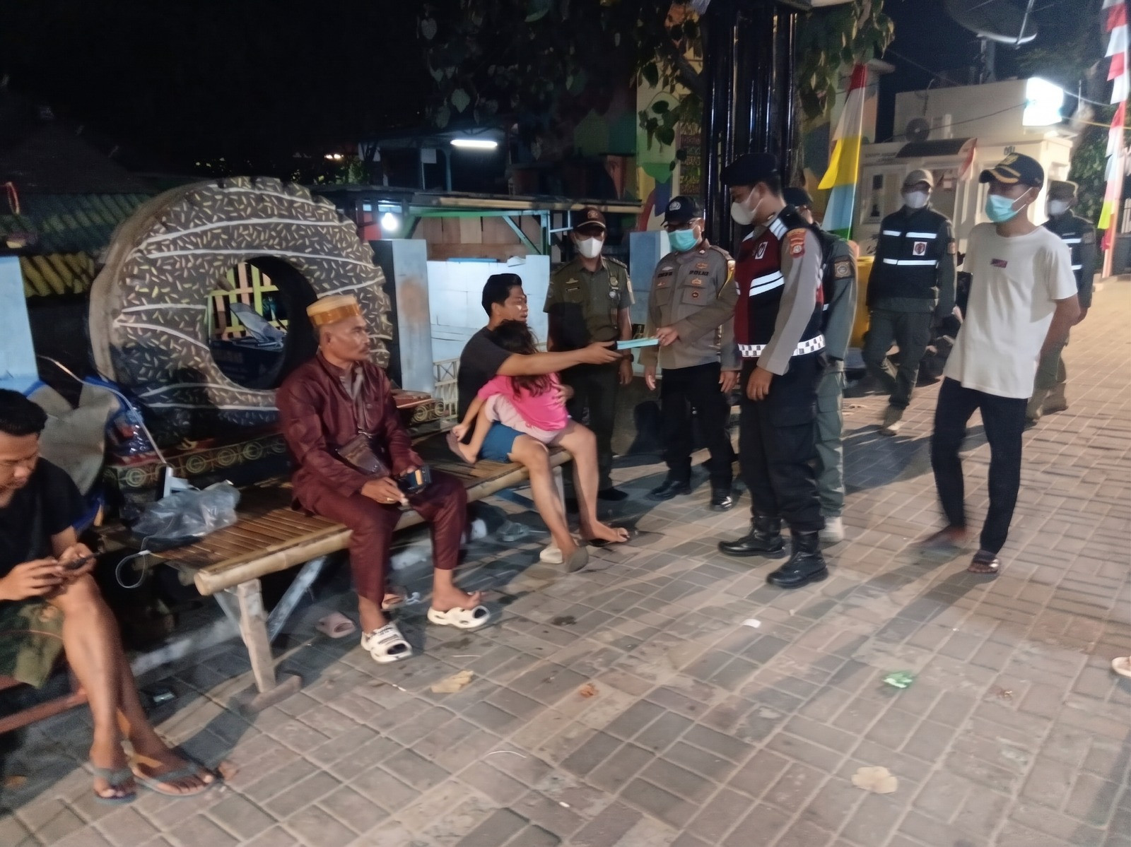 Antisipasi Abu Vulkanik Anak Krakatau, Polsek Kepulauan Seribu Selatan Bagikan Masker dan Sosialisasikan Layanan Polisi 110