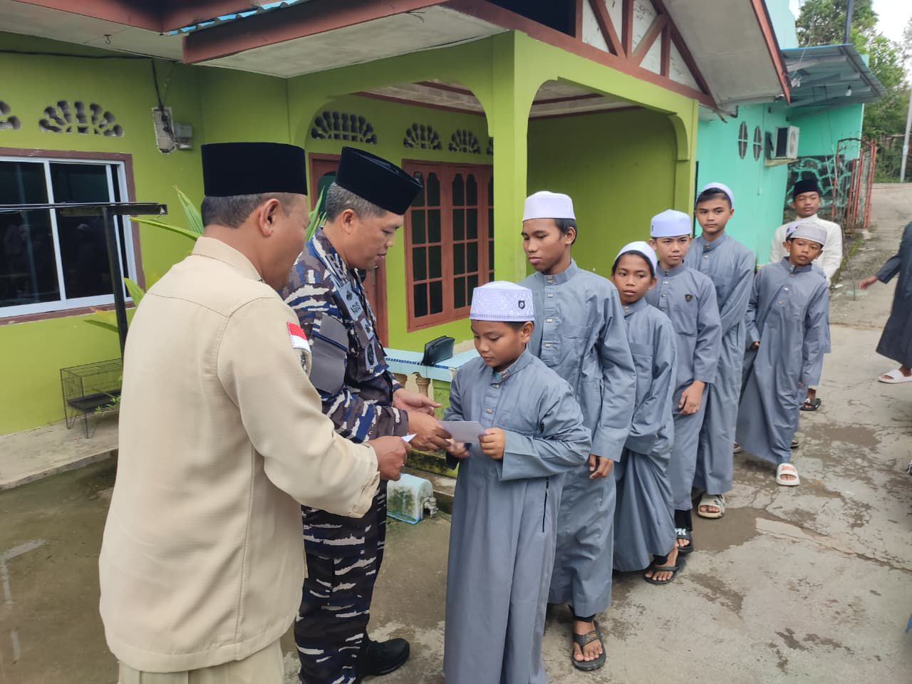 Jelang HUT Ke-80 TNI AL Tahun 2025, Lanal Bintan Serahkan Santunan Ke Pondok Tahfidz Darul Fikri