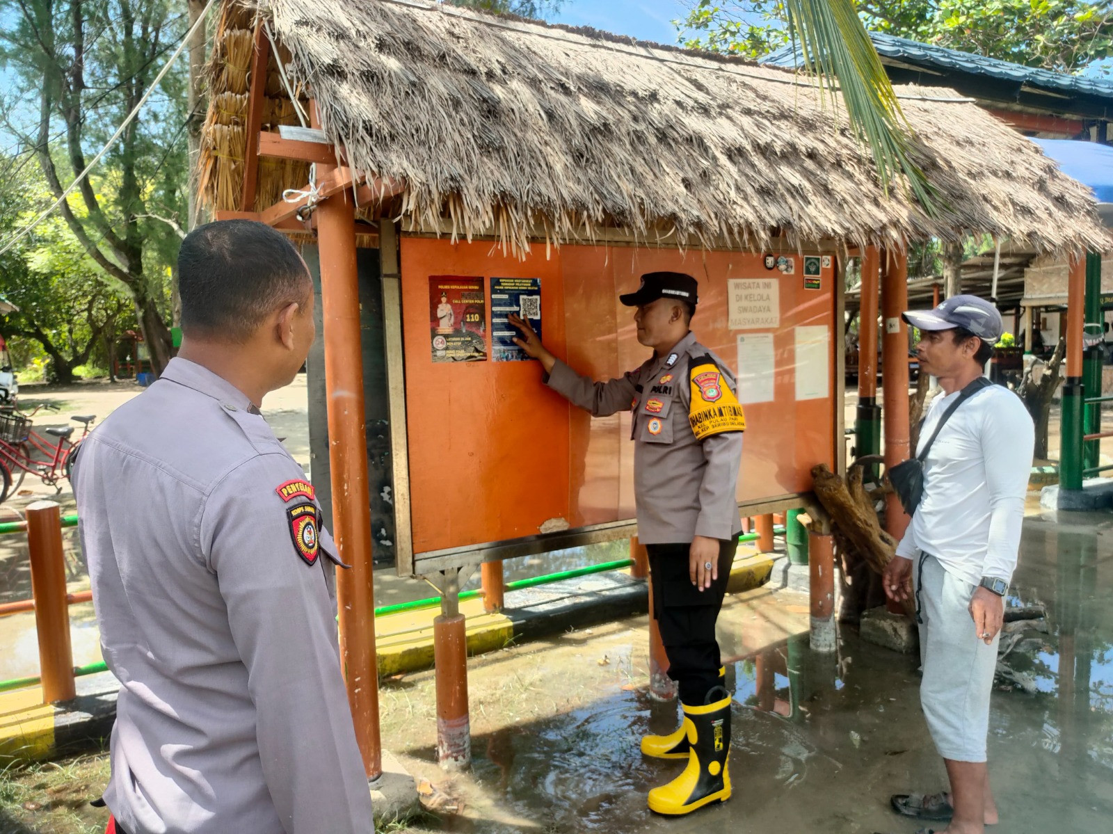 Stiker Hotline 110 Dipasang di Area Wisata Pulau Pari, Warga Diimbau Aktif Lapor Kejahatan