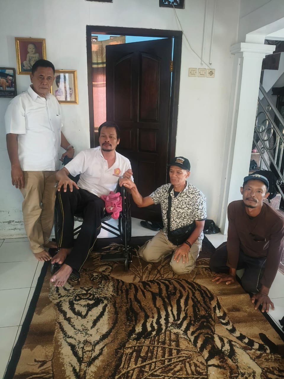 Dua Tahun Menderita Stroke, Warga Babakanmulya Kembali Dapat Bantuan Kursi Roda dari DPC Gerindra Kuningan