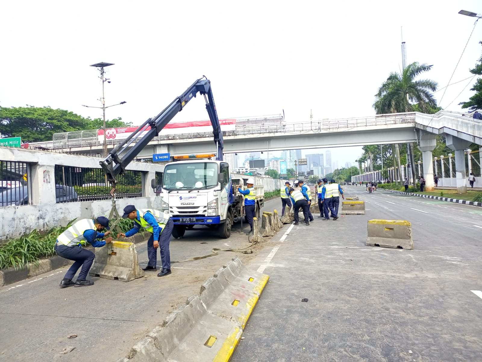 Massa Aksi Rusak Pagar Kawat DPR dan Robohkan Separator Busway, Polisi Ingatkan Tetap Tertib