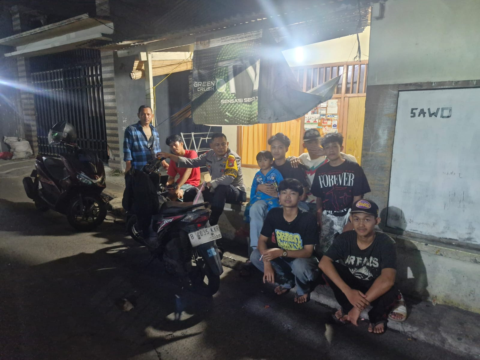 Cegah Tawuran, Bhabinkamtibmas Pondok Gede Ajak ‘The Dragon Family’ Jaga Kamtibmas Jatiwaringin