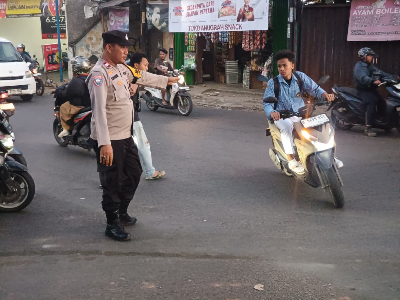 Berikan Rasa Aman bagi Pengendara, Polsek Bantargebang Siagakan Personel di Titik Padat Cimuning