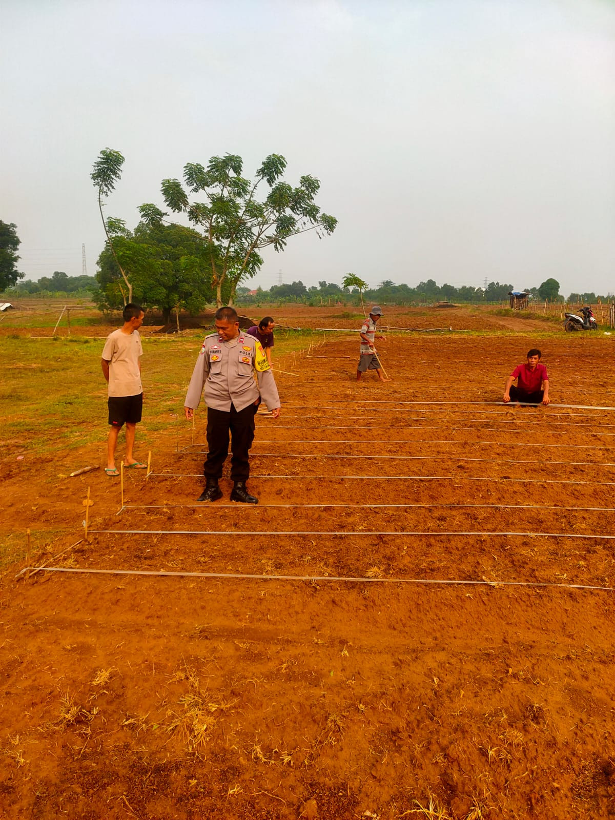 Polisi Bersama Warga Garap Lahan Ketahanan Pangan di Cikarang Pusat