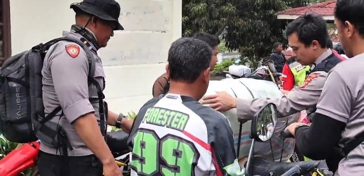 Akses Jalan Rusak, Polres Aceh Tengah Pastikan Bantuan dan Perhatian Sampai ke Warga Terpencil