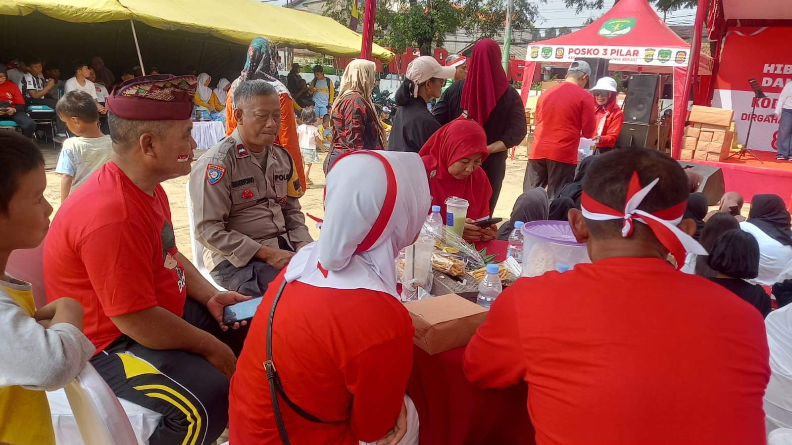 Sinergitas TNI- Polri Hadiri Panggung Hiburan Rakyat dan Lomba 17 Agustusan di Kelurahan Padurenan