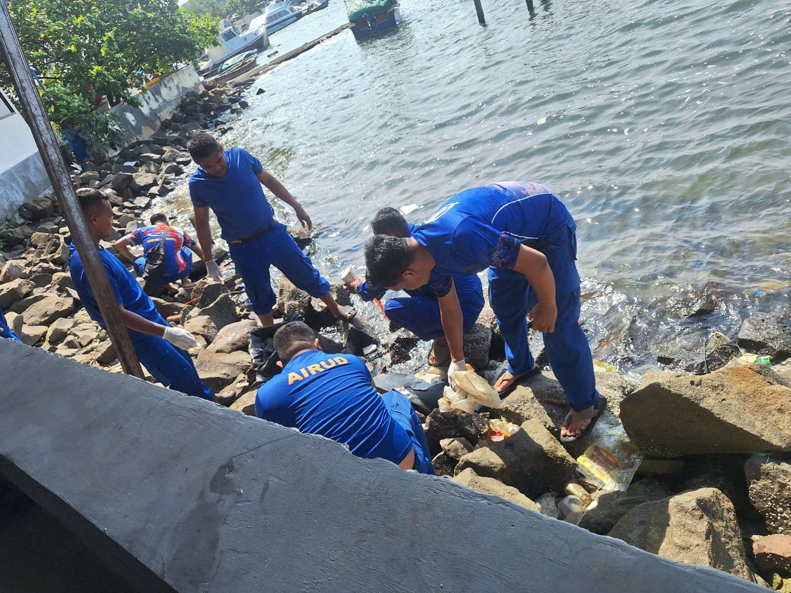 Satpolairud Polres Kepulauan Seribu Gelar Aksi Bersih Pantai di Marina Ancol