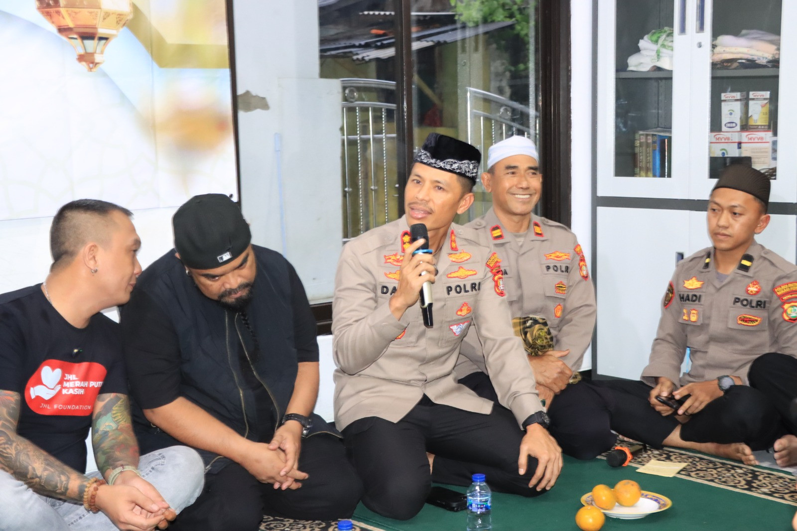 Ramadhan Penuh Kepedulian, Wakapolres Bekasi Kota dan Kapolsek Bekasi Utara Berbagi Sembako dengan Pemulung dan Kaum Dhuafa