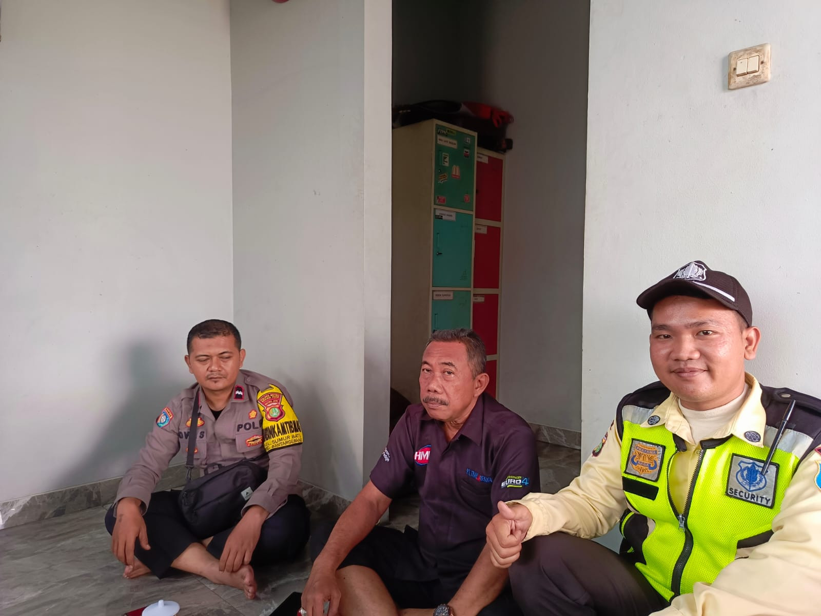 Tingkatkan Siskamling, Bhabinkamtibmas Sumurbatu Ajak Warga Bersama Jaga Keamanan