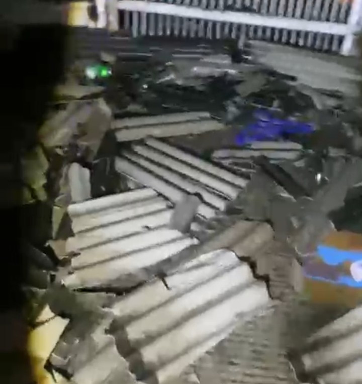 Hujan Lebat Disertai Angin Kencang Rusak Atap Rumah Warga di Jakarta Utara