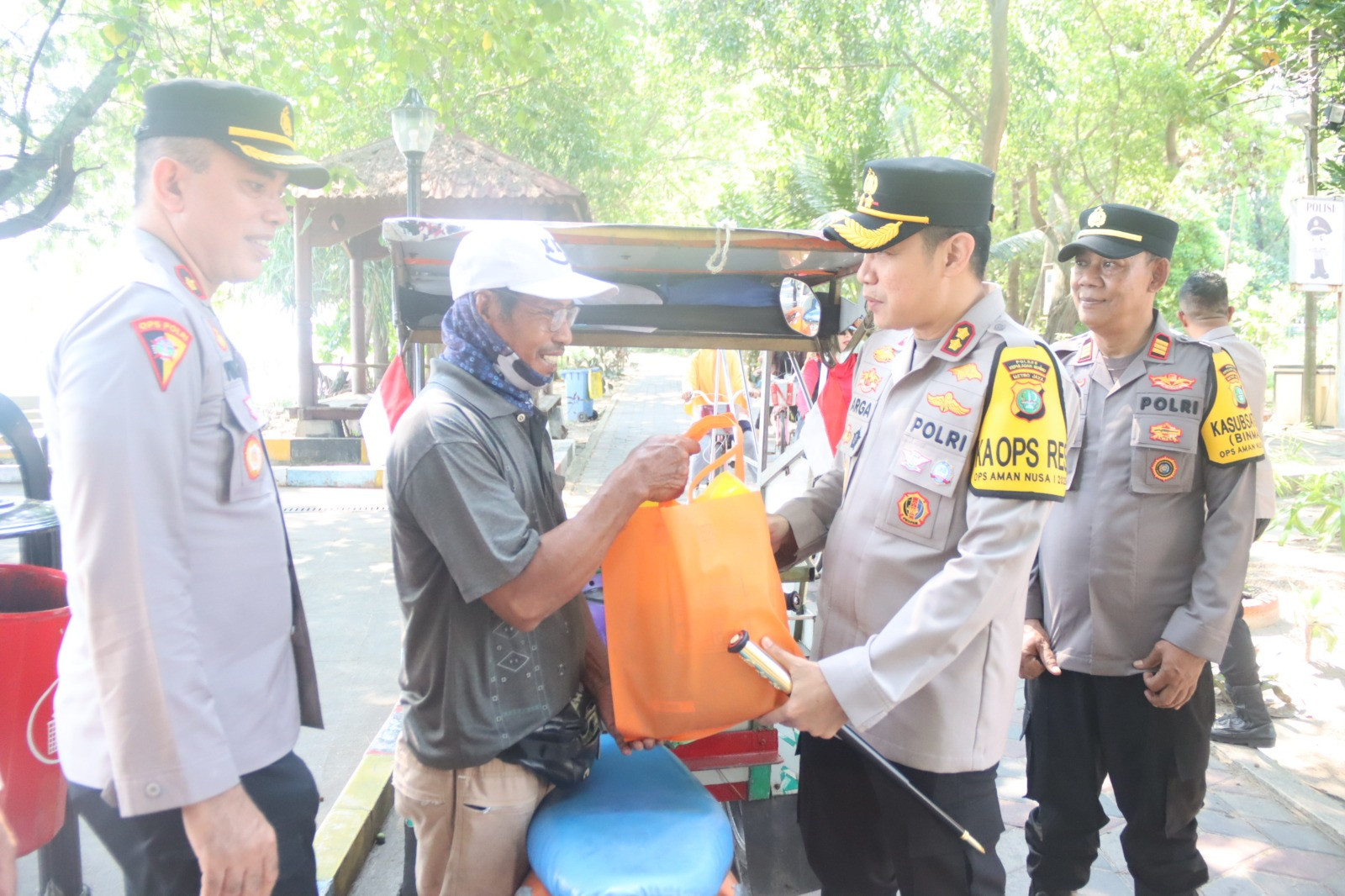 Kapolres Kepulauan Seribu Gelar “Jumat Peduli” di Pulau Harapan, Bagikan Sembako untuk Nelayan dan Pengemudi Bentor