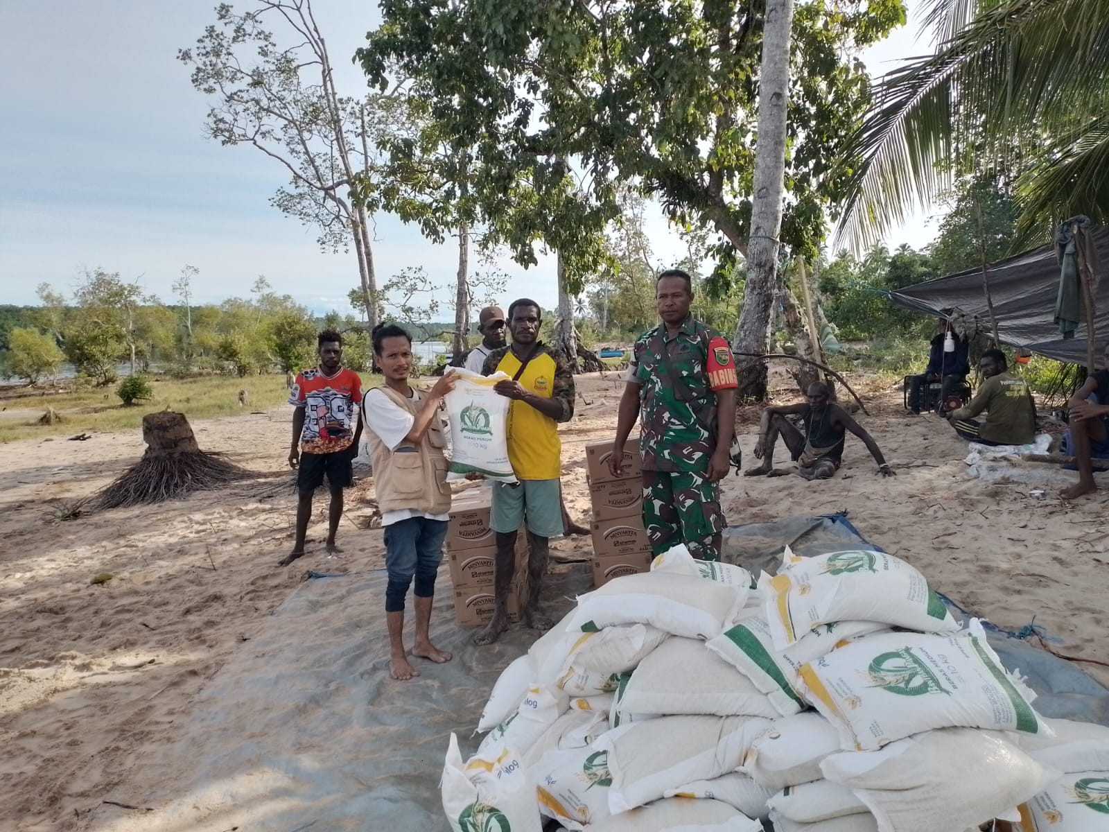 Agar Berjalan Dengan Lancar dan Tepat Sasaran, Babinsa Koramil Kokonao Dampingi Petugas Bulog Salurkan Bantuan Raskin