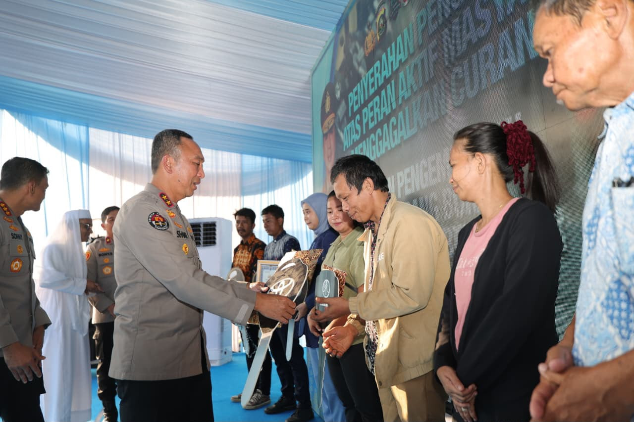 Wujud Negara Hadir, Kapolda Sumsel Pimpin Penyerahan Barang Bukti Kejahatan ke Korban