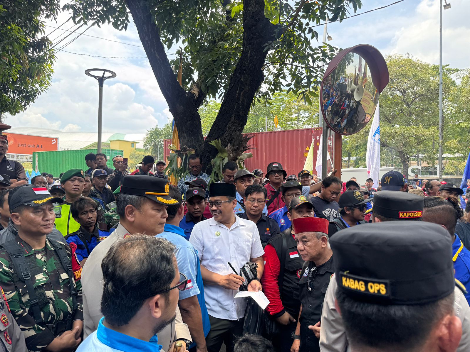 Kapolres Kawal Unjuk Rasa Buruh Di Pemkot Bekasi