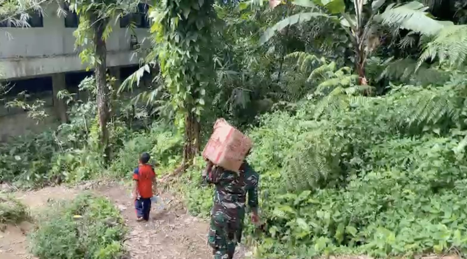 Pastikan Bantuan Sampai ke Desa, TNI Jalan Kaki Distribusikan Logistik Warga Terdampak Bencana