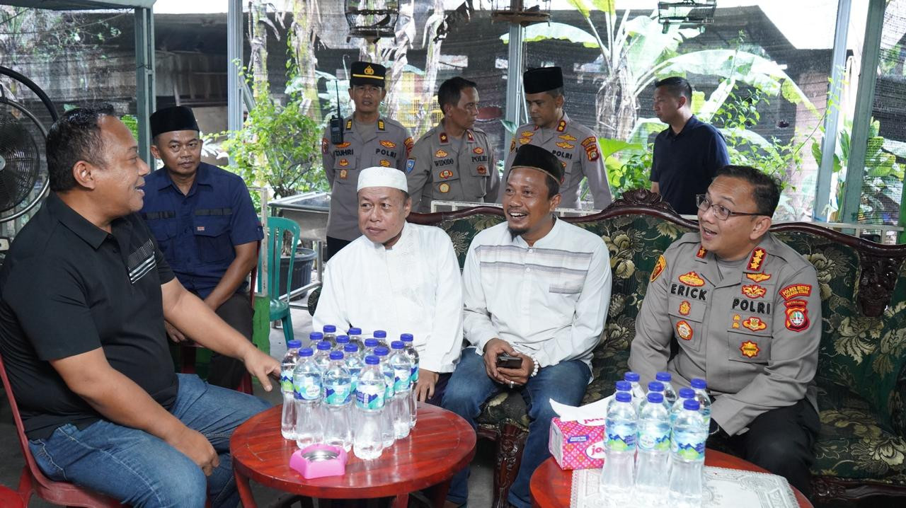 Kapolres Metro Jakarta Utara Salurkan Bantuan Beras dalam Program Jumat Peduli di Sungai Bambu
