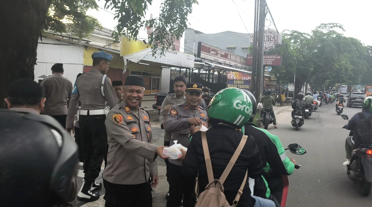 Dihari Pertama Puasa Polsek Bekasi Barat Bagikan Takjil Kepada Warga Masyarakat