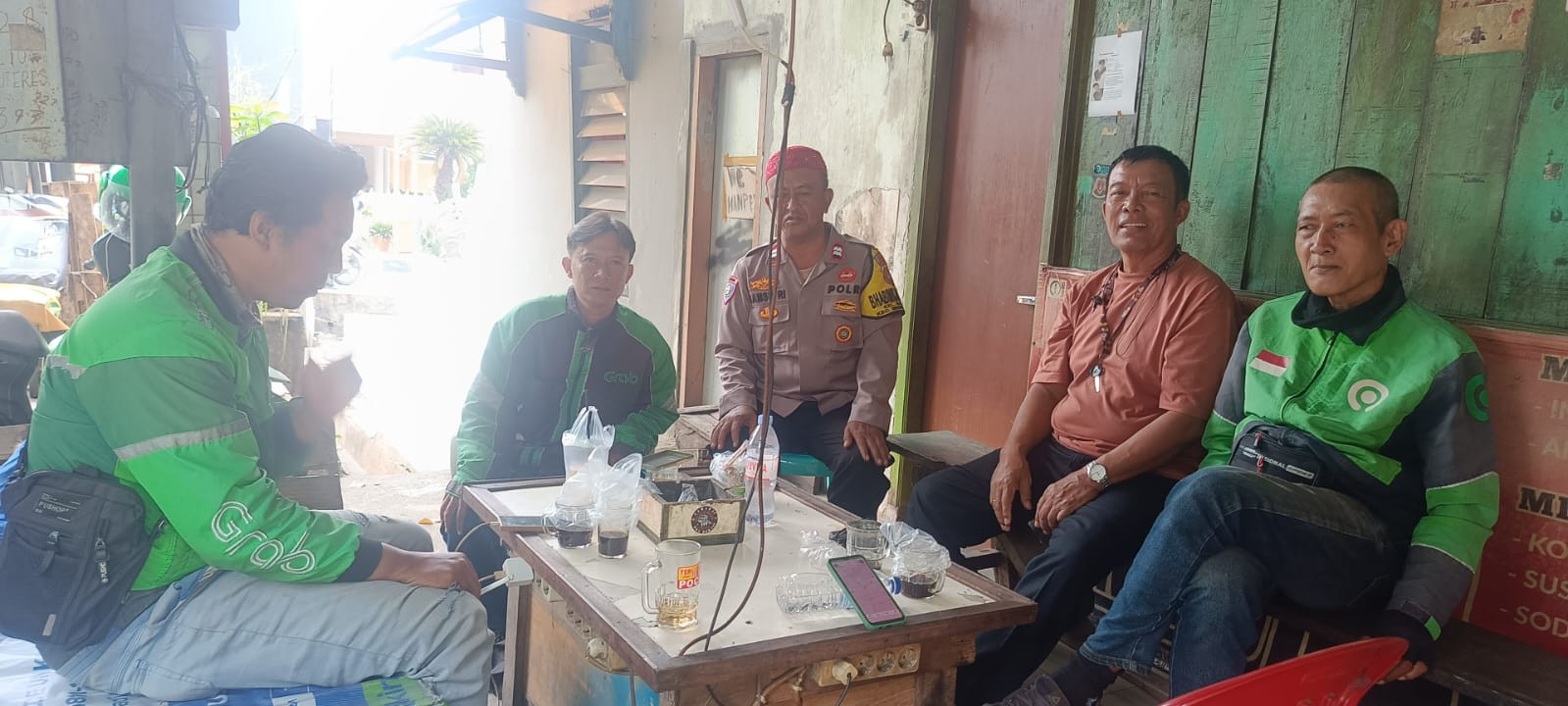 Bhabinkamtibmas Kelurahan Kalibaru Laksanakan Patroli dan Sambang, Berikan Himbauan Kamtibmas ke Pangkalan Ojol